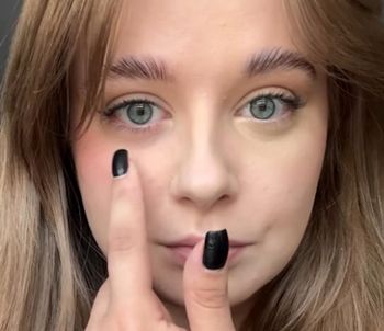 Jak pozbyć się cieni pod oczami? Przetestowaliśmy popularny trik