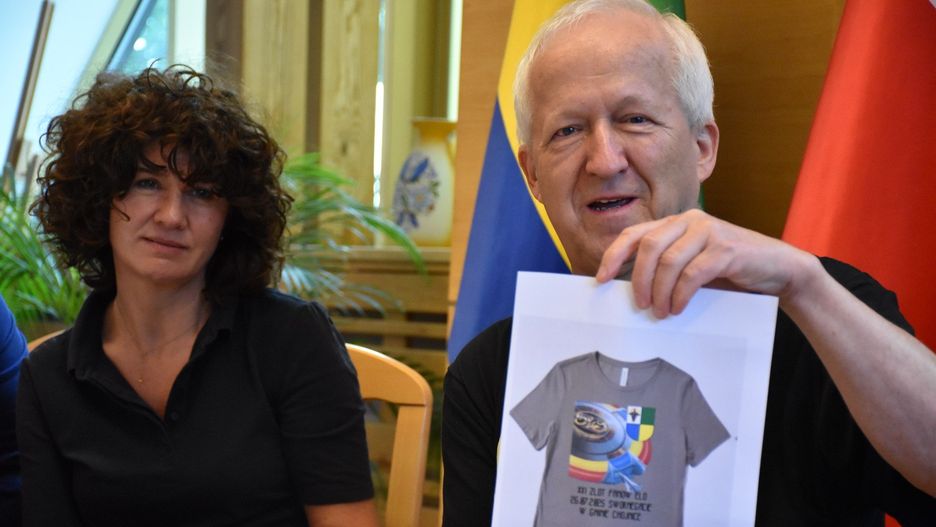 Główny organizator zlotu fanów ELO Jerzy Erdman prezentuje koszulki przygotowane na międzynarodowe wydarzenie w Swornegaciach