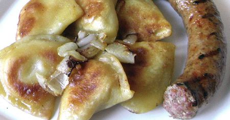 Włamali się do domu. Zjedli 2kg kiełbasy, talerz pierogów i ukradli 20 złotych