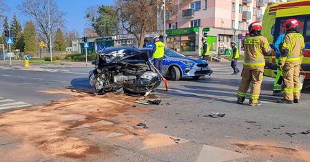 Wypadek na skrzyżowaniu w Puławach. Dwie osoby trafiły do szpitala