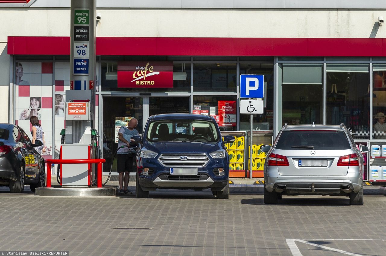 Ceny ropy szaleją, a w Polsce ewenement. "Paliwo powinno kosztować 7,50 zł"