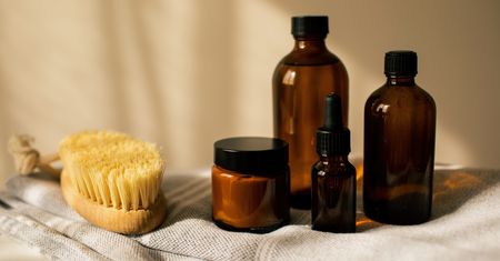 Olej jojoba. Jakie są jego właściwości i jak działa na skórę oraz włosy? Skorzystaj z popularnego specyfiku