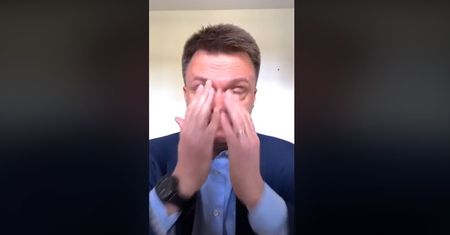 Szymon Hołownia odpowiada na hejt. "Nie ma w tym nic śmiesznego, kiedy żołnierz walczący o Polskę płacze"