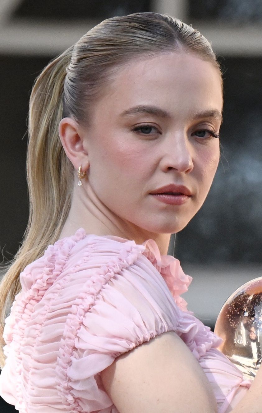 Sydney Sweeney wdzięczy się do zdjęć w sukience Magdy Butrym