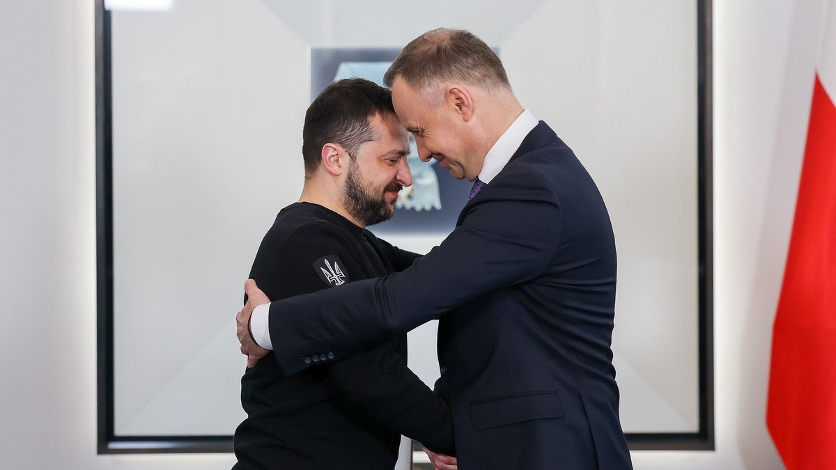 Andrzej Duda i Wołodymyr Zełenski podczas uroczystości odznaczen
