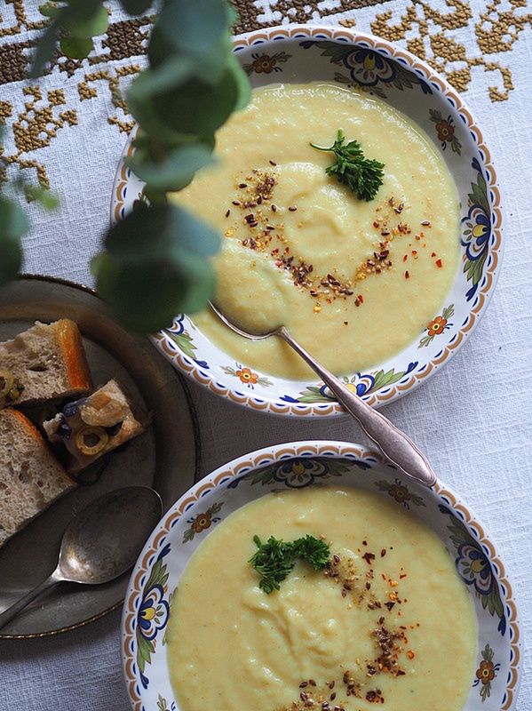 Kremowa zupa z pieczonego selera i czosnku