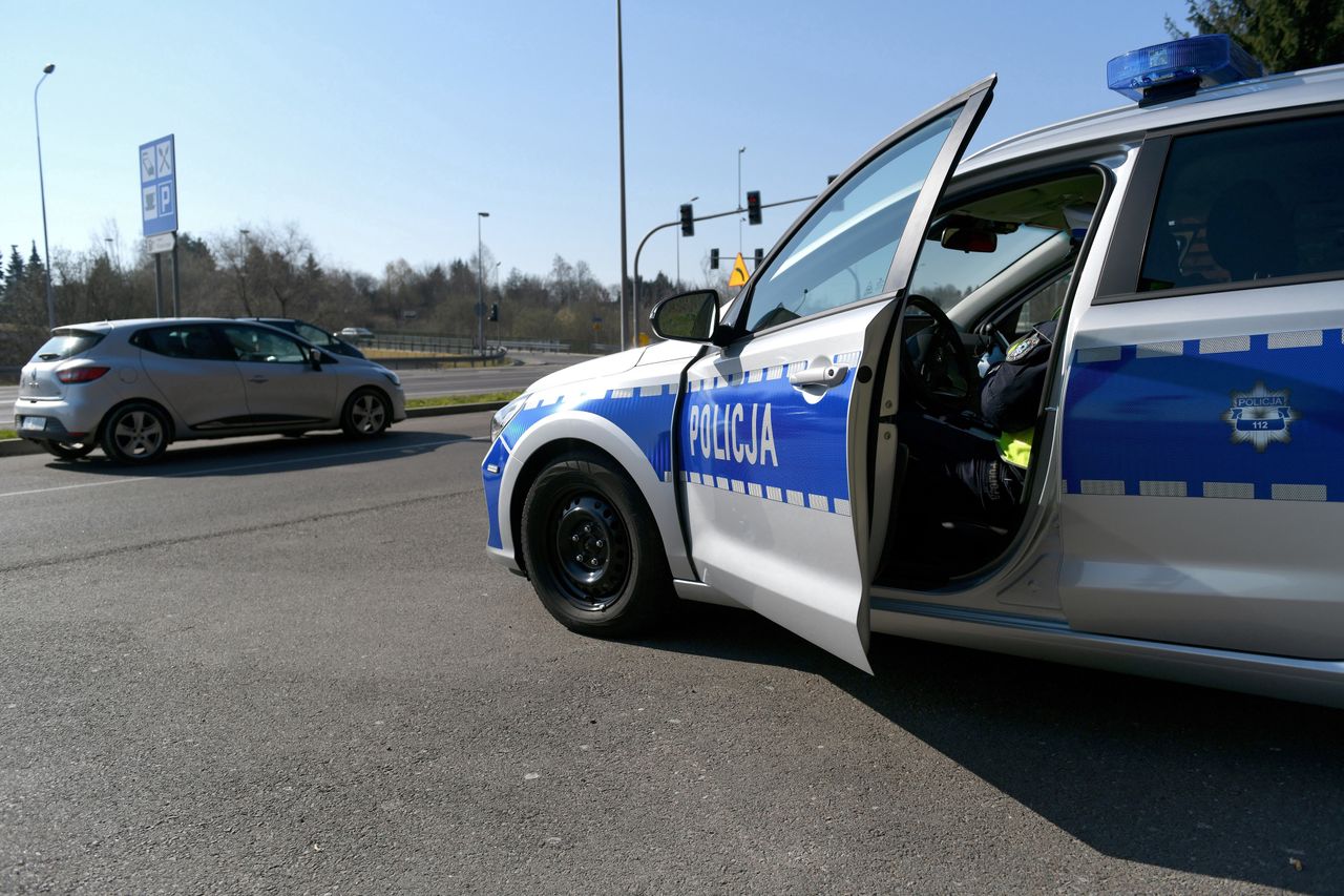 Warszawa. 39-latek usłyszał 11 zarzutów za okradanie i niszczenie aut