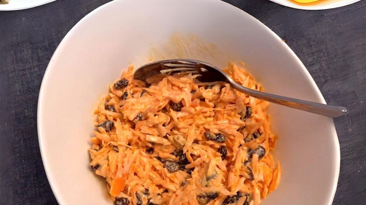 Surówka z marchewki z rodzynkami - Pyszności