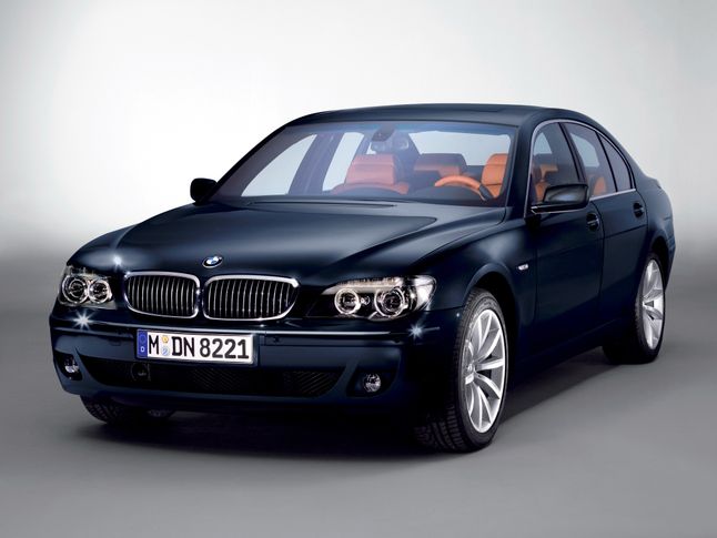 W 2005 roku BMW przeprowadziło lifting swojego flagowego okrętu. Zmodyfikowano grill, przednie i tylne reflektory. Front dostał teraz bardziej zaostrzone klosze lamp. Tylne światła znacznie urosły. Przedliftowy trapez został scalony z wąskim paskiem w jeden kształt.