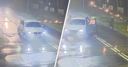 W ostatniej chwili z auta wybiegły pasażerki. BMW na środku przejazdu