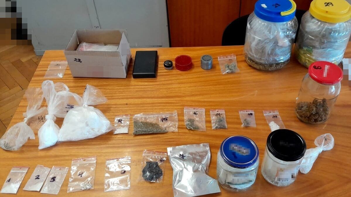 Narkotyki znalezione na terenie kilku posesji