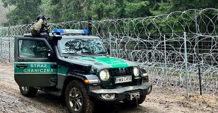 Migranci forsowali granicę. W ruch poszły kamienie i petardy