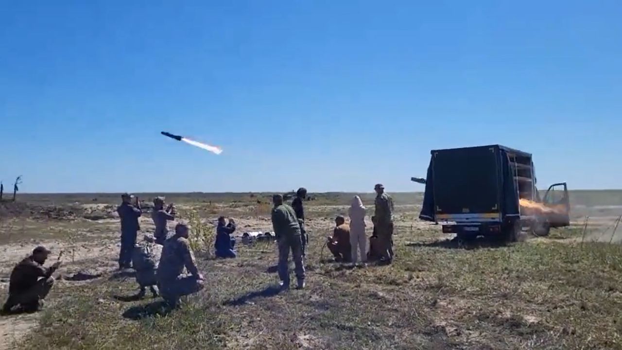 Ukraińcy odpalający próbną salwę pocisków Brimstone z testowej wyrzutni zamontowanej na ciężarówce. 