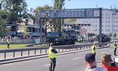 Dron zahaczył o bramownicę, Rak wjechał w barierkę. Dwie wpadki na defiladzie