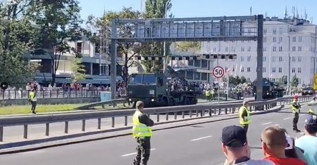 Dron zahaczył o bramownicę, Rak wjechał w barierkę. Dwie wpadki na defiladzie