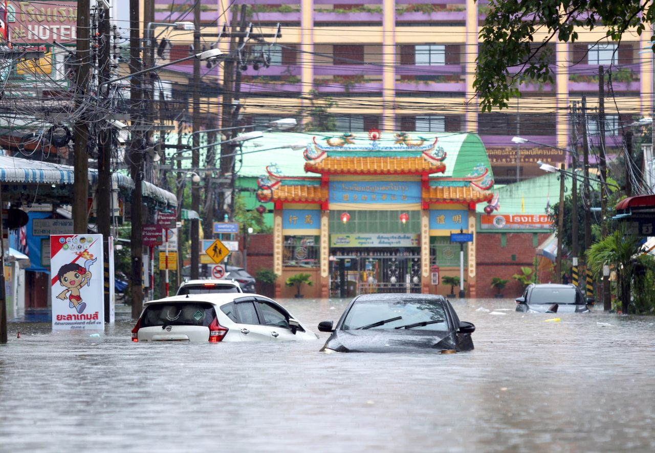 Floods in Malaysia and Thailand leave 12 dead, thousands displaced