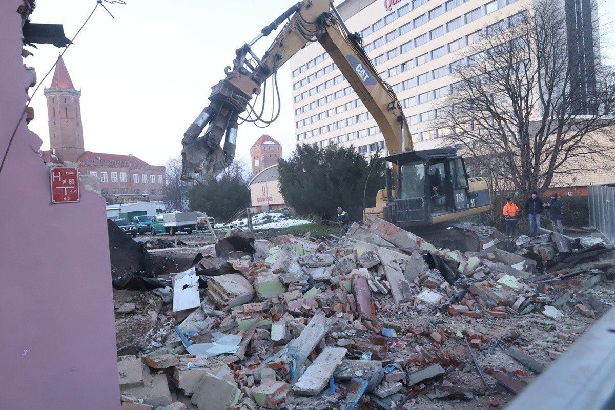 Legnica: Były sklep przez miesiące był niszczony przez wandali, właśnie kończy się jego rozbiórka