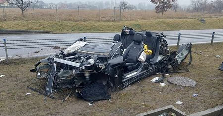 Wypadek na S8. Z elektrycznego mercedesa niewiele zostało