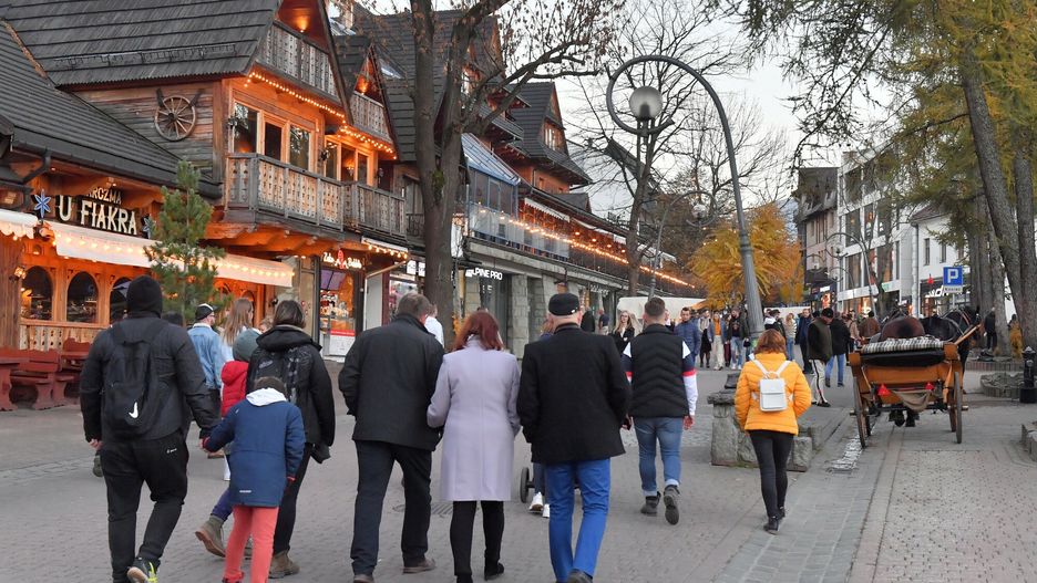 Krup�wki w ZakopanemFot. Pawel Murzyn/East News, Zakopane 31.10.2021. Kilka wolnych dni sprawilo, ze Krupowki znowoz wypelnily sie turystami.Pawel Murzyn