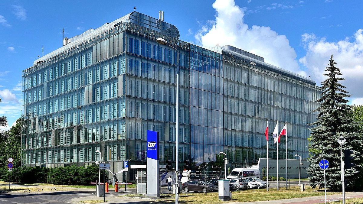 LOT potwierdza zarażenia w centrali, ale o szczegółach woli nie mówić