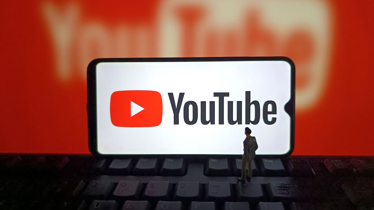 SUQIAN, CHINA - SEPTEMBER 17, 2025 - An illustration photo shows YouTube logo in a smartphone in Suqian, Jiangsu Province, China on September 17, 2025. (Photo credit should read CFOTO/Future Publishing via Getty Images)