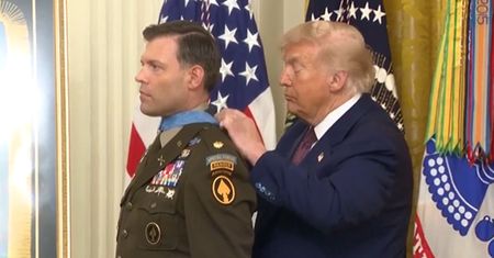 40 sekund nagrania. Trump zakładał medal. Tylko spójrzcie