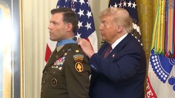 40 sekund nagrania. Trump zakładał medal. Tylko spójrzcie