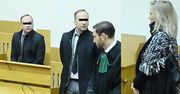 Smutny Dariusz K. przygląda się żonie w sądzie