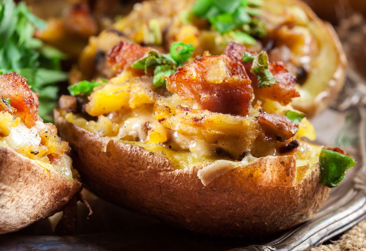 Przekrawam i wrzucam kilka dodatków. Pyszne ziemniaki do obiadu i na imprezę