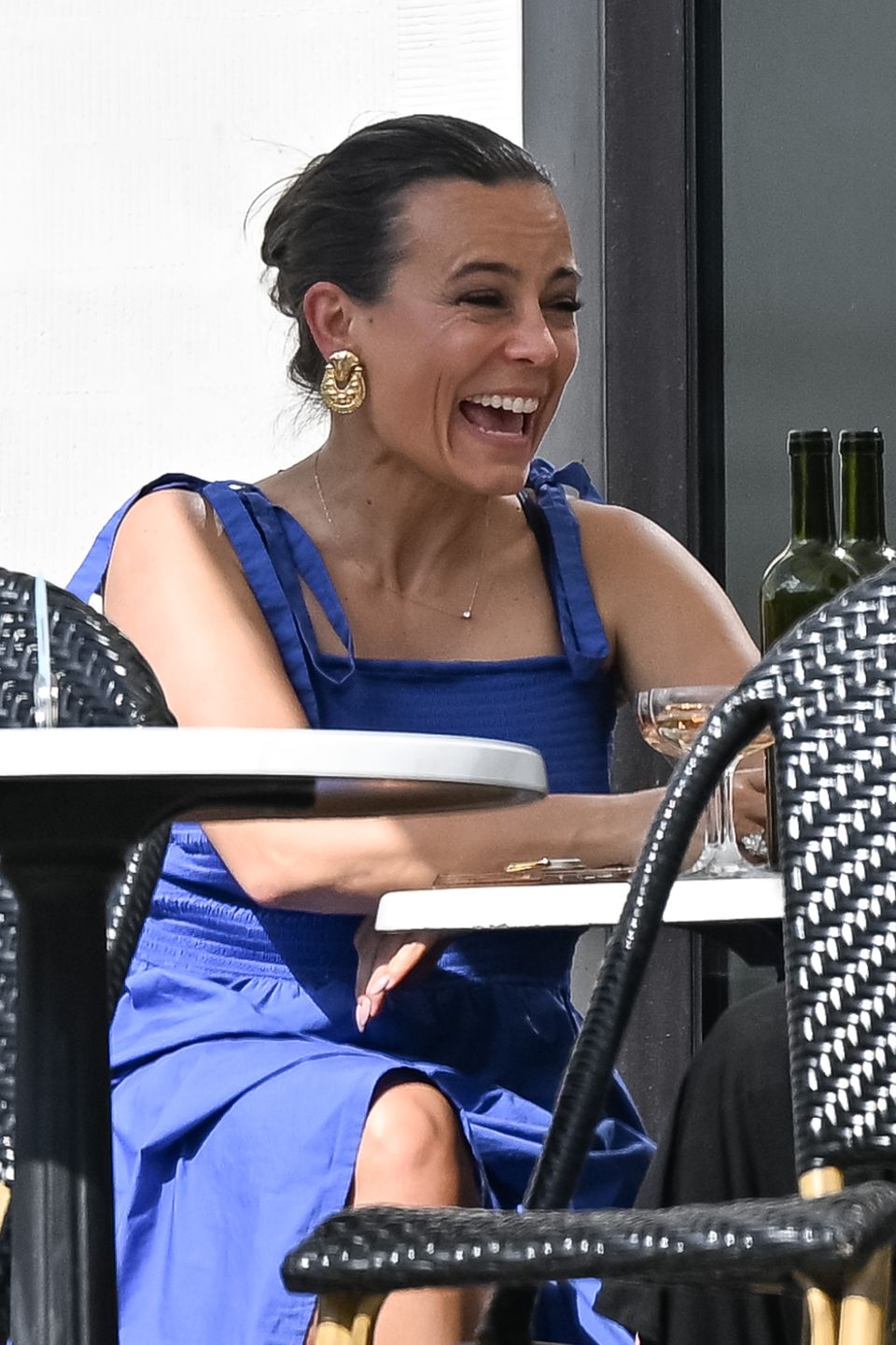 Anna Mucha delektuje się szampanem