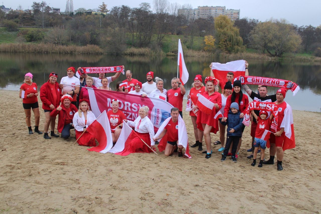 Gniezno: Królewskie Morsy zorganizowały niepodległościowe morsowanie