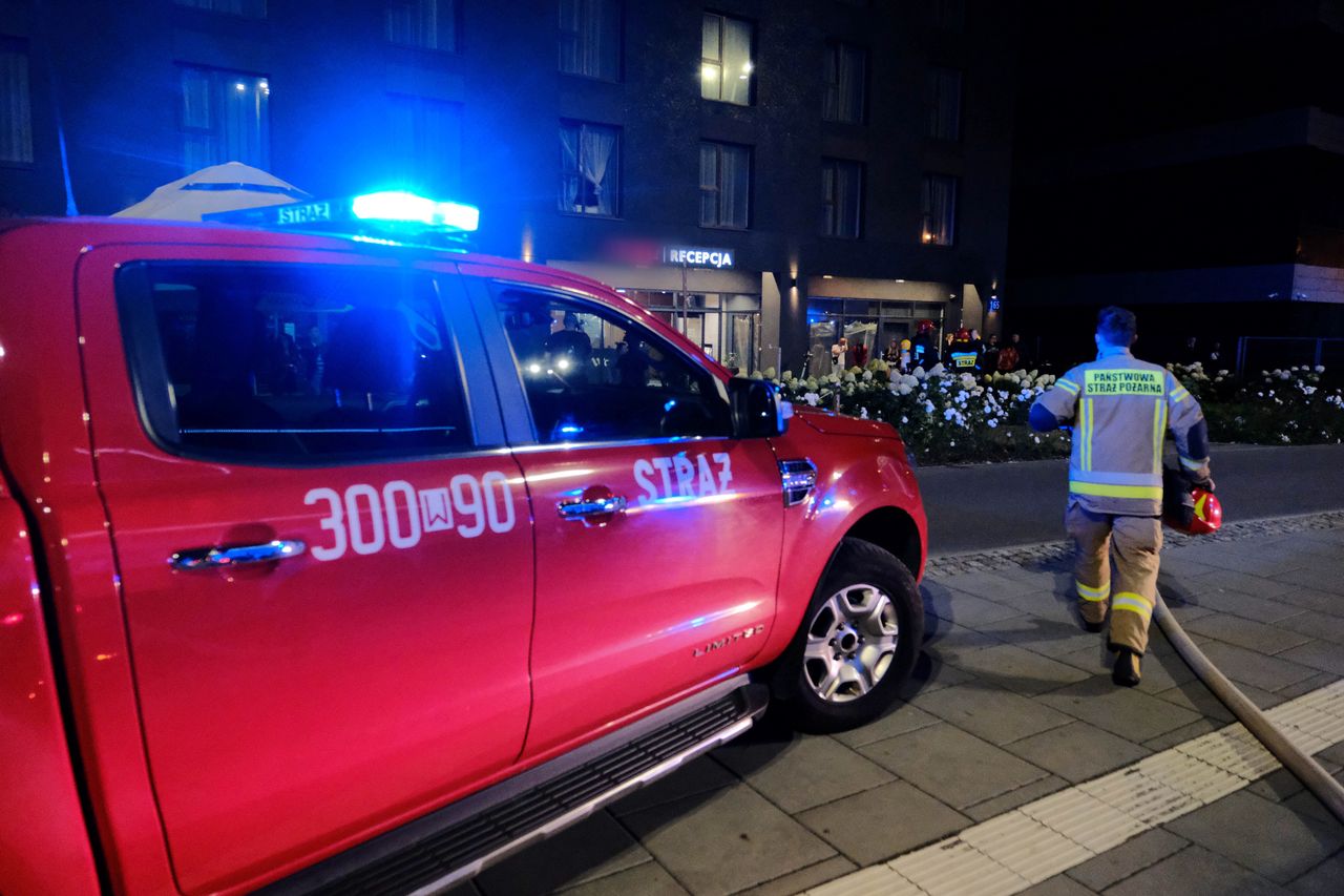 Jelenia Góra. Pijany kierowca potrącił dwie osoby. Jego auto spłonęło