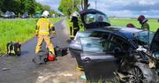 Wypadek na DK32 koło Zielonej Góry. Samochód uderzył w drzewo, jedna osoba zakleszczona