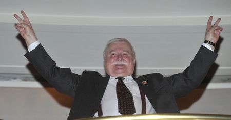 Lech Wałęsa pochwalił się niezwykłym prezentem. Były prezydent świętuje