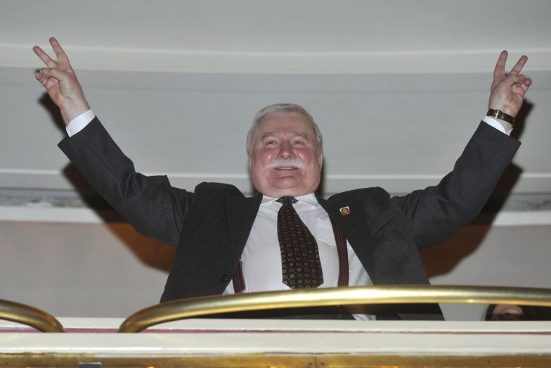 Lech Wałęsa pochwalił się niezwykłym prezentem. Były prezydent świętuje