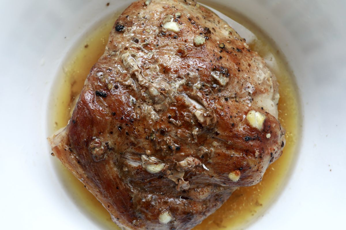 Roast pork neck releases a lot of fat, but that's a good thing. Thanks to this, it will be juicy.