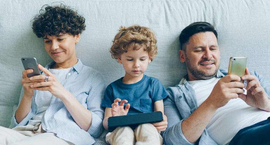 1,4 mln najmłodszych Polaków używa social mediów i komunikatorów. "Nie zakazy dla dzieci, a nakazy dla platform"