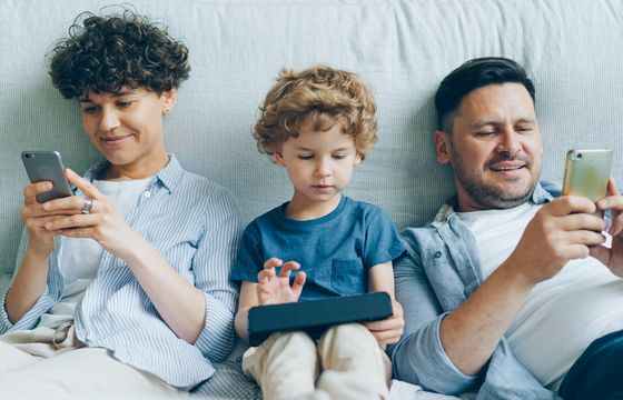 1,4 mln najmłodszych Polaków używa social mediów i komunikatorów. "Nie zakazy dla dzieci, a nakazy dla platform"