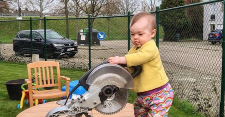 "Z dzieckiem wszystko w porządku?" Zobacz genialne zdjęcia, które wysyła ojciec