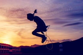 Efekty skakania na skakance – korzyści zdrowotne, spalanie kalorii, zalety