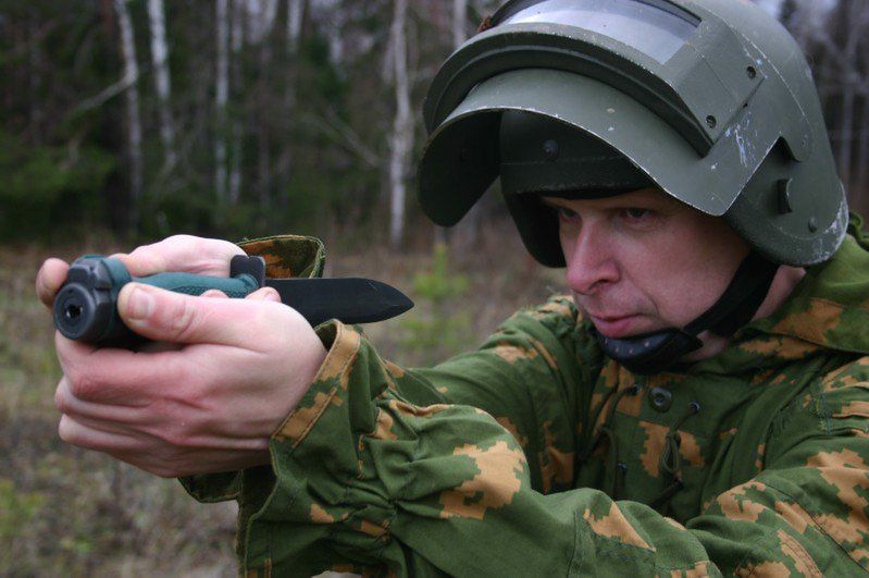 Żołnierz celujący z noża NRS-2