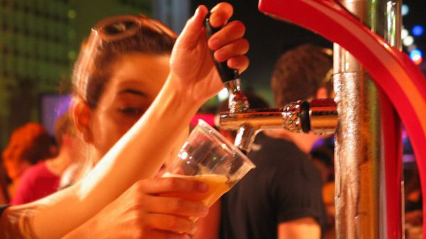 Afera na Facebooku: absolwenci UJ nadają się tylko do pracy w pubie? 1