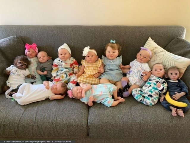 Mama, której dzieci mieszkają z tatą, zastępuje je lalkami