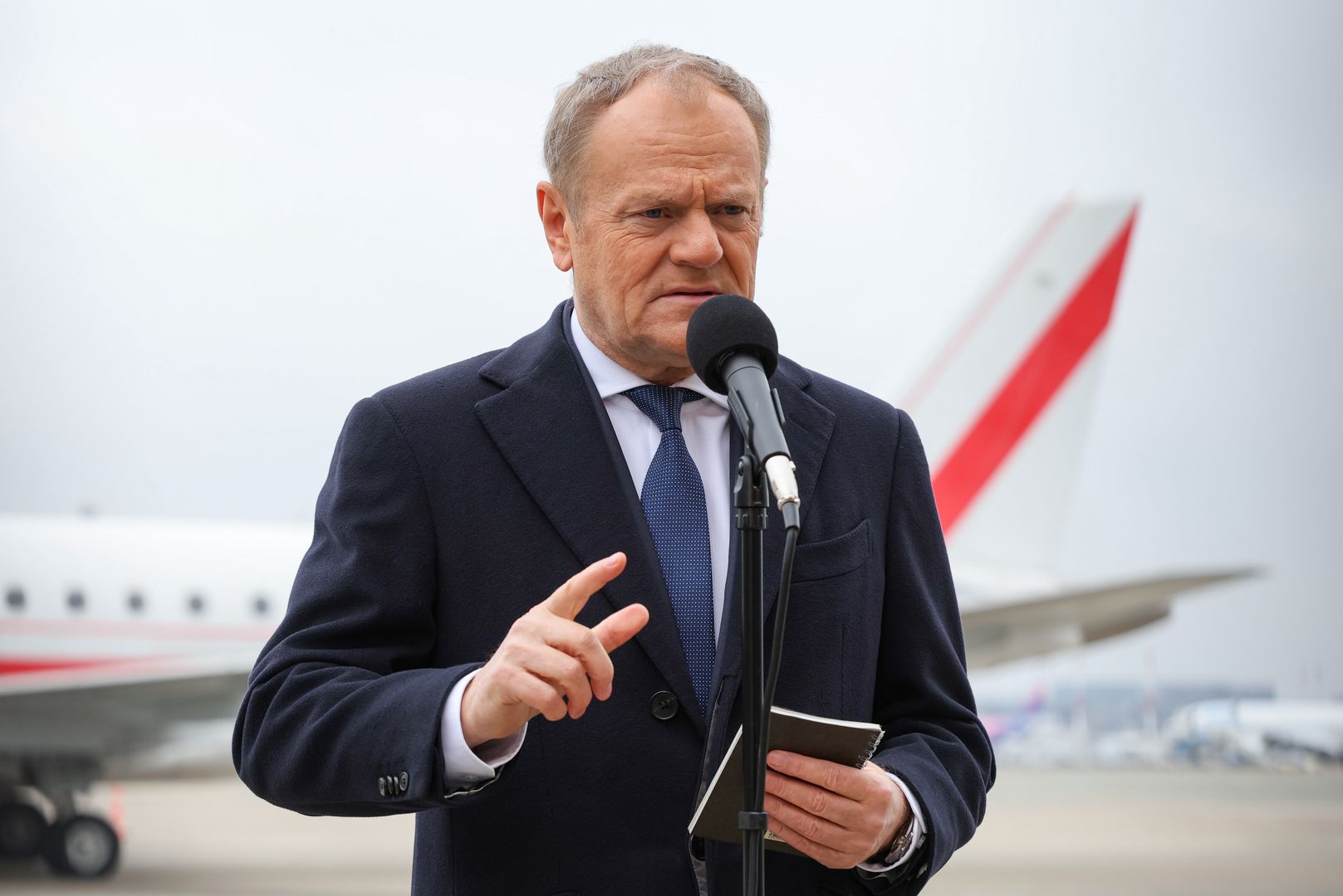 Donald Tusk
Pawe� Supernak
briefing przed wizyt�, dyplomacja, lotnisko, OK�CIE, polityk, polityka, przed wylotem, wizyta, wizyta premiera