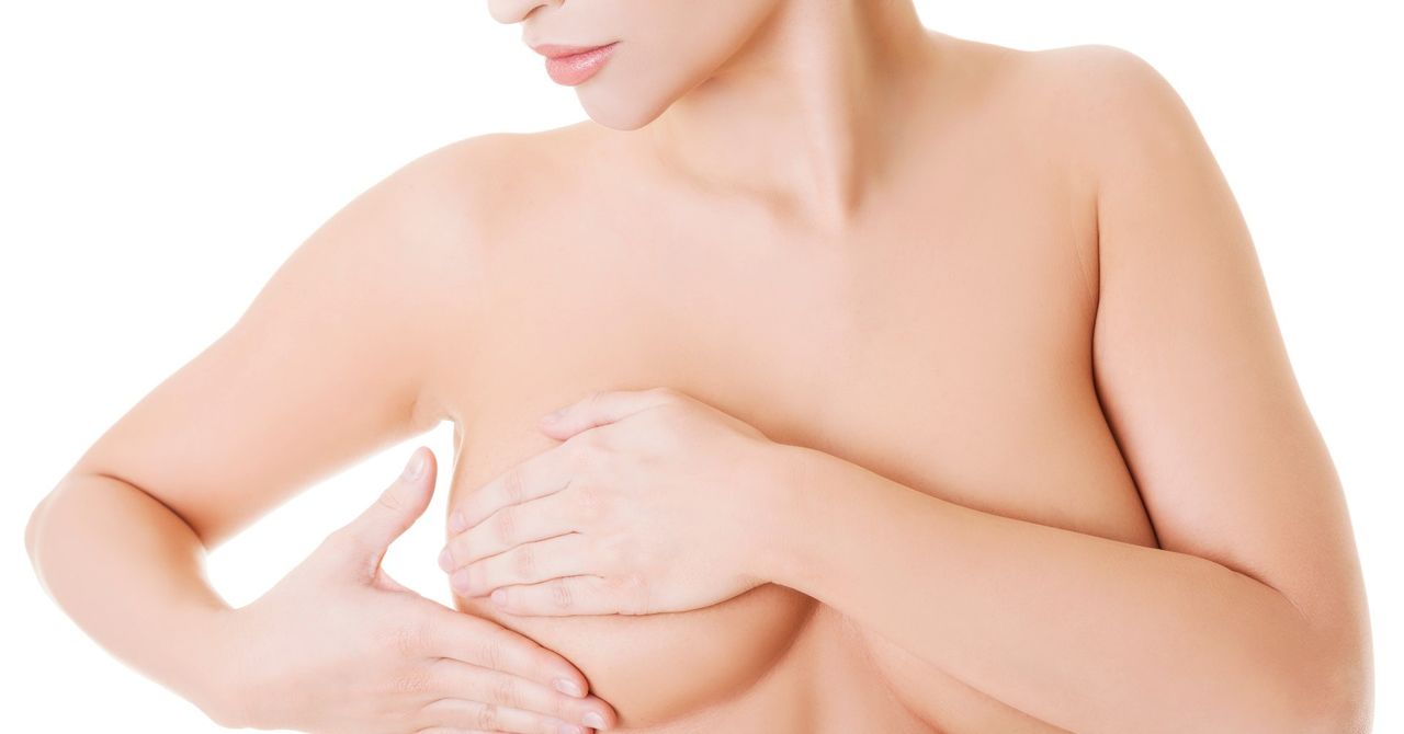 Jak zbadać piersi? NFZ namawia kobiety do samobadania