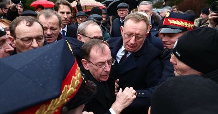 Show trwa, tylko coraz mniej w nim powagi [OPINIA]