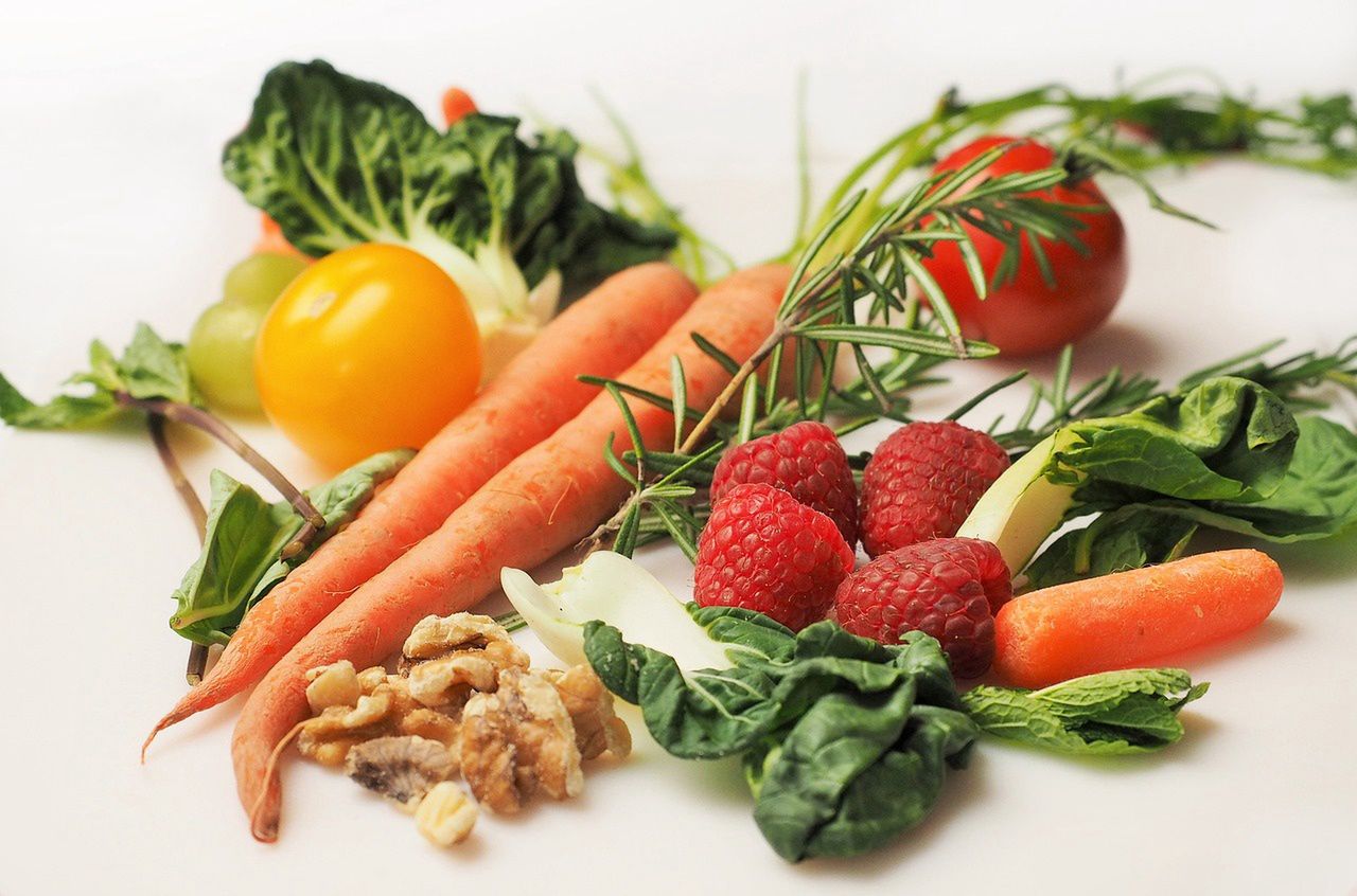 Dieta wegańska oparta jest na warzywach, owocach, nasionach, orzechach i produktach pełnoziarnistych