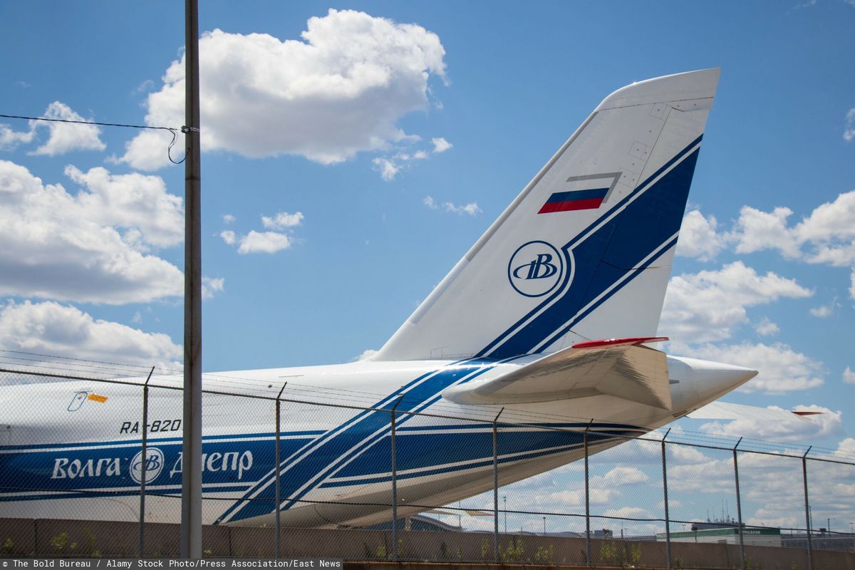 Rosyjski samolot Antonow AN-124 stoi na lotnisku. fot. The Bold Bureau / Alamy Stock Photo