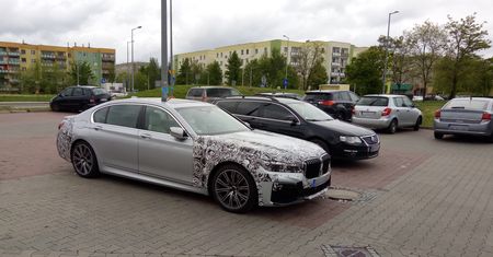 Zamaskowane BMW Serii 7 złapane w Polsce. Nasz czytelnik spotkał je na spacerze