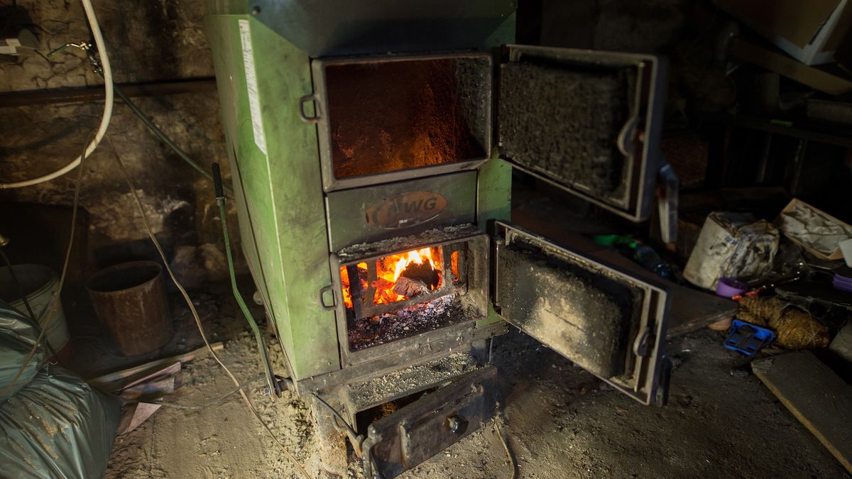 Koniecpol, 20.01.2020. Piec starego typu - tzw kopciuch - ilustracja.